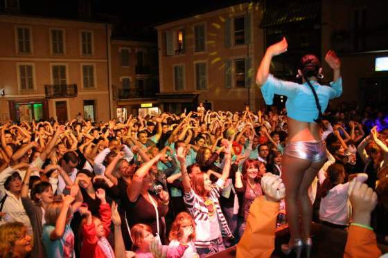 Podium Dj géant Proanim pour fêter la victoire de Gap (05) à Intervilles