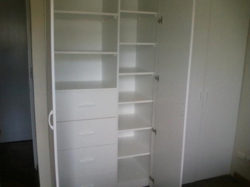 mueble o closet de color blanco con comparticiones y puertas