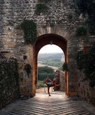 Equilibrio en un pueblito de La Toscana italiana