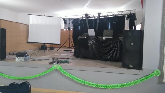 la scene avec a gauche le retro projecteur