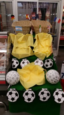 réalisation de déco dans un grand magasin au rayon boucherie au moment de la coupe du monde de foot