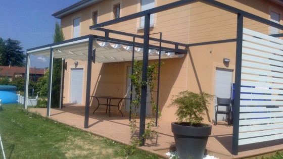 Terrasse en composite et pergola en alu peint avec toiles d'ombrage.