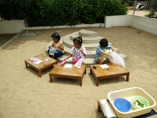 children exploring objects potential to float or sink when left on water.