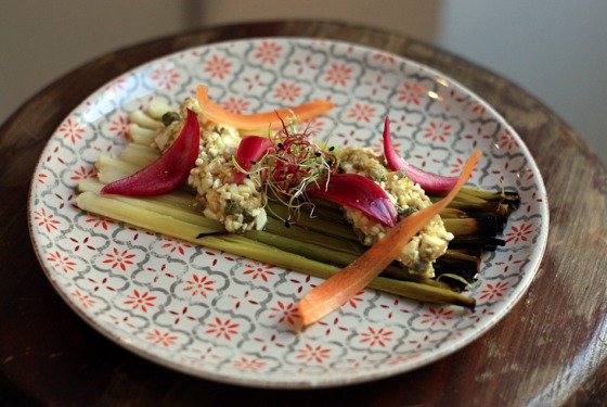 Poireaux nouveaux fumés, vinaigrette mimosa, pickles d'oignons rouges et de carottes 