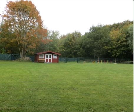 Das große Trainingsgelände zwischen Brandenberg und Kottgeisering, komplett eingezäunt.