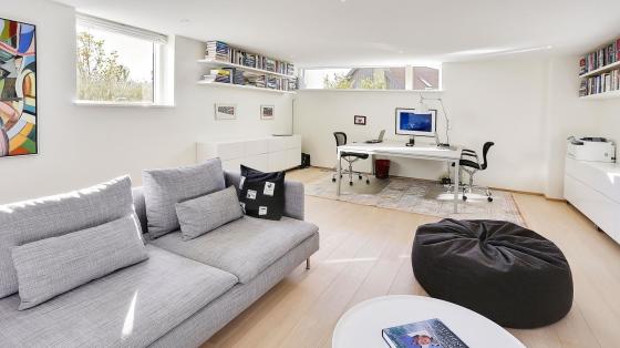 Hjemme kontor med Ikeas sofa og reoler.