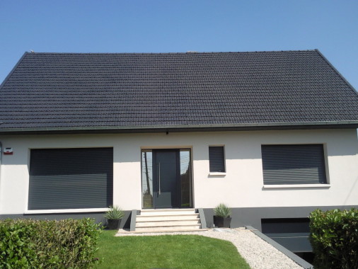 L'entreprise JEAN DIDIER  est votre partenaire pour la rénovation de votre habitation sur toutes les villes du nord pas de calais,59,62
Notre entreprise située dans le pas-de-calais nous permet d'intervenir rapidement et facilement dans tout ces département  ARRAS,LENS,BETHUNES,LIEVIN,BRUAY LABUISSIERE,ETC.ETC
 RENOVATION  toitures anciennes tous supports.
HYDROFUGE COLORE POUR TOITURE
toitures en ardoises(fibre-ciment),tuiles béton,terre cuite , subissent les effets du temps.
l'humidité  fixent Les mousses, algues, lichens  et rendent poreux les matériaux.
le nettoyage ne suffit pas : il faut protéger ces matériaux contre les agents atmosphériques( pollution et autre).
HYDROFUGE COLORE  pour toiture : sont des produits hydrofuge coloré en phase aqueuse.
rénove et protège les matériaux de toiture (tuile béton, terre cuite, ardoise fibre-ciment,tole bac acier...).
il s'applique en finition au pistole aire less.
Il pénètre en profondeur dans les matériaux et le laisse respirer
HYDROFUGE COLORE:  évite la pénétration ou la stagnation de l'eau et permet donc d'allonger la durée de vie des matériaux.
N'hésitez pas à nous contacter  
téléphone 03 91 84 09 94 ... PORT 06 98 29 23 83
Site internet www.renovation-habitat62.fr