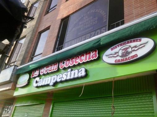 aviso en alucobon verde manzana y letras en acrílico  