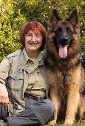 Hildegard Stepberger, die Inhaberin der Hundeschule Amperland mit Vegas