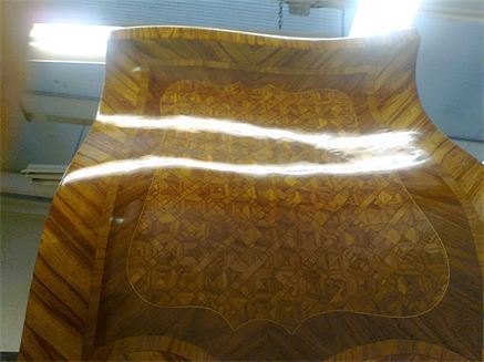 Côté de commode verni au tampon