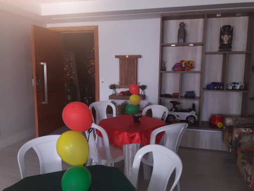 Decoração das mesas e a estante de carros