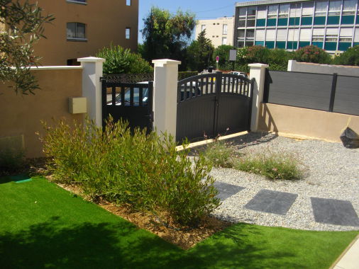 Aménagement d'une entrée de villa avec création de cheminement plantation et installation de gazon synthétique