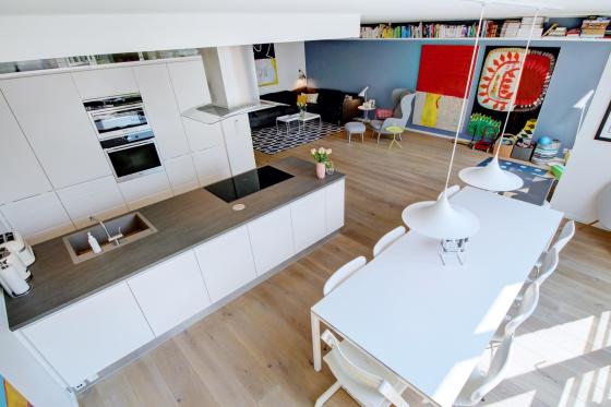 Farverige malerier liver op i denne super moderne vesterbro lejlighed