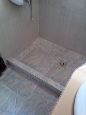 revestimiento de pared y piso en baño