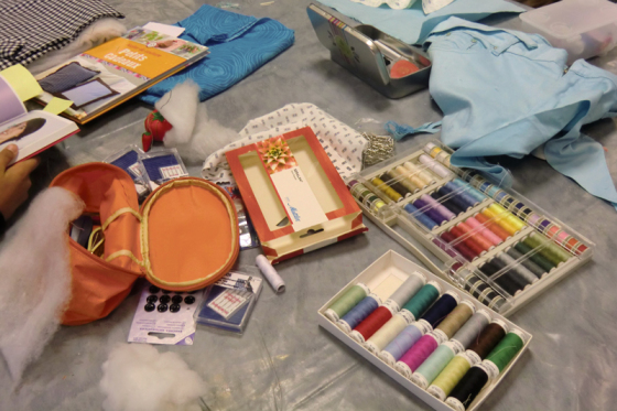 Image d'ambiance lors de cours de couture en centre social et culturel