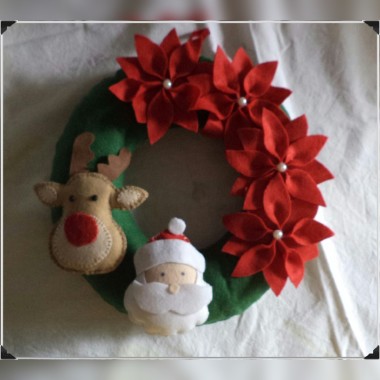 Guirlanda de Natal em feltro de 30 cm.