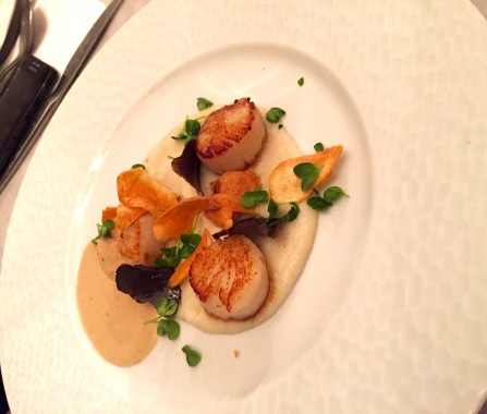 Noix de Saint-jacques aux topinambours et lamelles de truffes