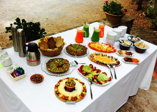 Brunch preparado  en equipo para unos clientes que vivencian yoga en Mallorca.