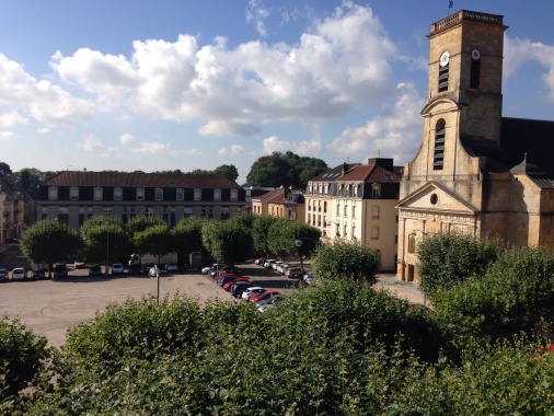 Le Cabinet d'Expertise Comptable LE&C situé au milieu de la belle PLACE DU COLONEL DARCHE à LONGWY !