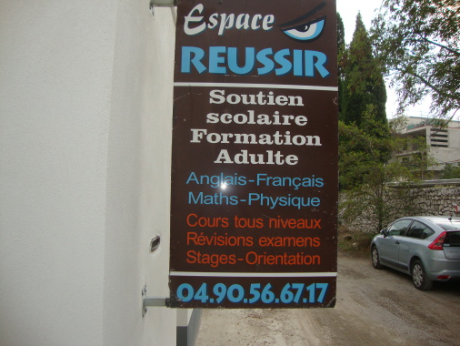 Nous sommes un petit centre de soutien scolaire et de formations pour adultes.
Apprendre et progresser dans une ambiance conviviale où l'on se sent en confiance est notre petit plus.
A très bientôt !