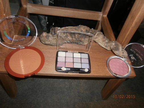 Conseils et cours de maquillage
un maquillage facile à réaliser tous les jours, pour avoir bonne mine.et ne pas passer des heures le matin car nous n'avons pas toutes ce temps le matin