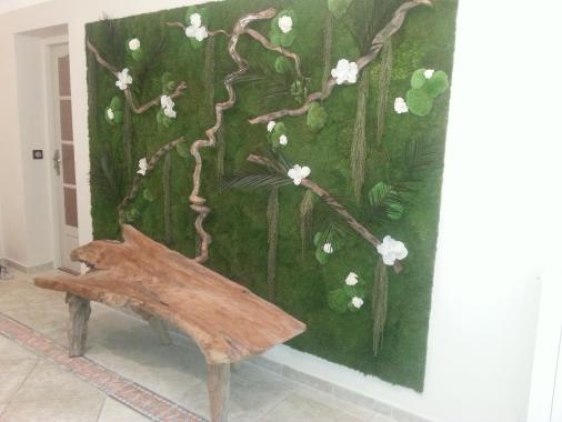 Entrée après avec un mur végétal stabilisé et ce joli banc en bois pour plus d'authenticité.