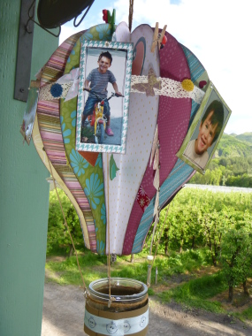 Une Montgolfier avec de photos de mon fils a différentes ages.
