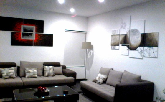 Sala Moderna Decorada Con Cuadros En Serie