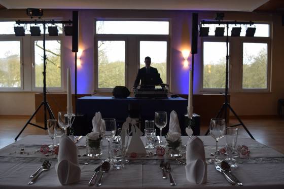 Der Fokus liegt auf Ihrer Hochzeit, auf Ihrer Feier und Ihren Wünschen, nicht auf dem DJ