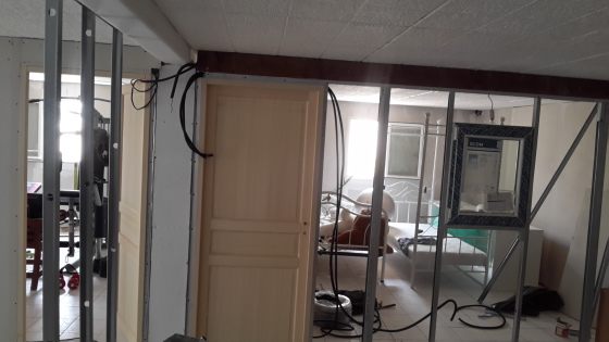 Chantier placos : montage structures cloisons & menuiseries