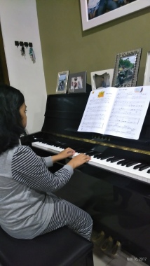 Murid saya yang sedang memainkan piano. Tadinya sempat bosan bermain piano. Tapi sejak saya mengajarnya Aisyah semangat bermain sertaa berlatiha piano.