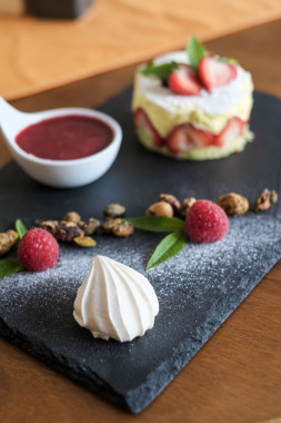 Fraisier et coulis fruits rouge