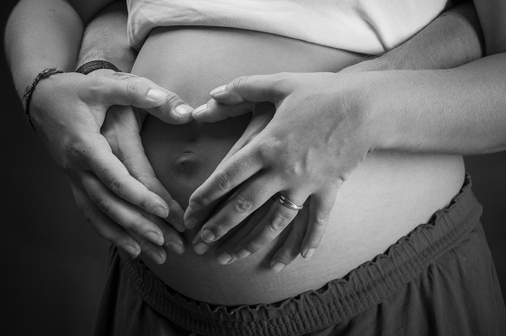 Photographie de grossesse réalisée en studio à Clermont-Ferrand. Photographe : Thibaut Mazen