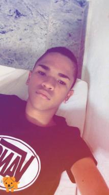 eu rsrs n sou serio assim n, sorrio bastante