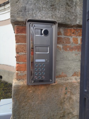 Etude et installation de visiophones, interphones, gâches électrique