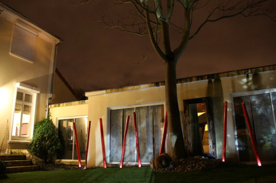 Sublimez le jardin à la nuit tombée avec les éclairages à Led, un système économique.