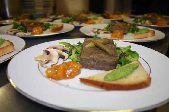 Entrée végétalienne, Paté de lentille au curry, pesto de mâche et pain de mie au levain Chutney de butternut aux agrumes, cornichon maison et mâche du jardin...