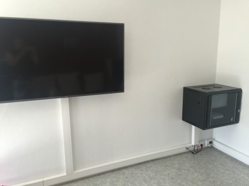 Intégration d'une baie avec TV sans câbles