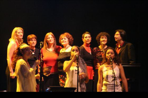 Premières grandes scènes de Ambre (17 ans) 
et Eugénie (19 ans) accompagnées par le choeur de femmes
" Les voix Babel" dirigé par Soraya Mahdaoui.