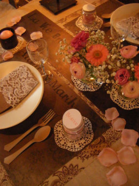 Table romantique, dentelle et florale, set en acier patiné personnalisé (cadeau invités)