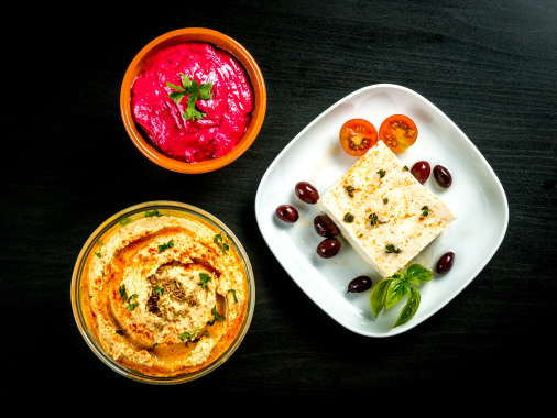 Empezar el día bien y tener energía todo el día con hummus de germinado, queso de almendra. Fotos by Rolf Reiner