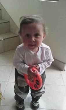 El es santiago un bebe de 4 años al que cuide por un año ya que se mama permanecia mucho en su trabajo..