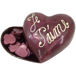 bonbonnière en chocolat contenant chocolat assortiment et message écrit sur bonbonnière