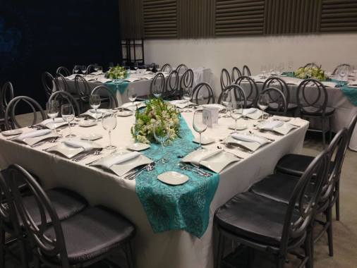 Mesa cuadrada con mantel blanco y camino tiffany turqusa con silla phoenix plata