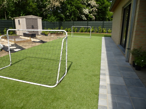 fin de la pose du gazon synthétique
jardin