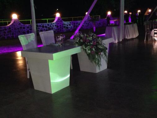 Mesa blanca para novios