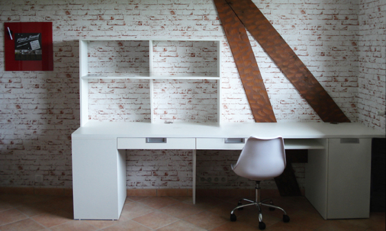 Bureau mélaminé, moderne.