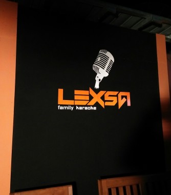 Desain logo family karaoke