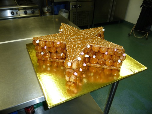 Croquembouche avec décor en nougatine.