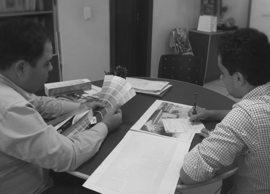 Na Foto arquiteto Edmir Definindo cores junto com Cliente.